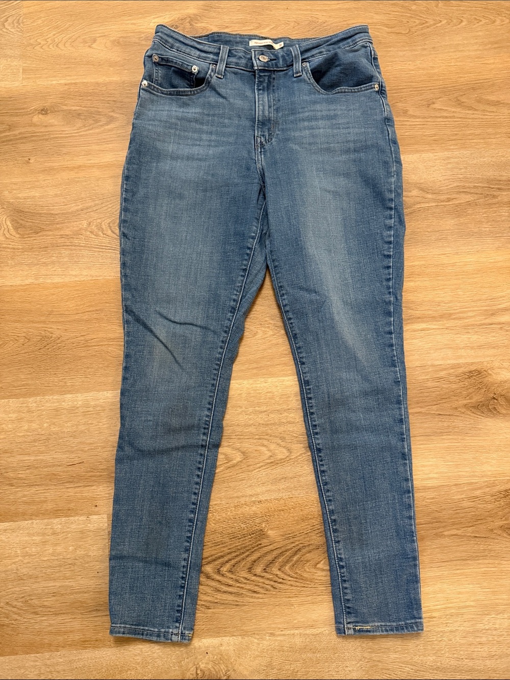 Levi's 721 High-Rise Skinny Jeans in Medium Blue Wash size 31
